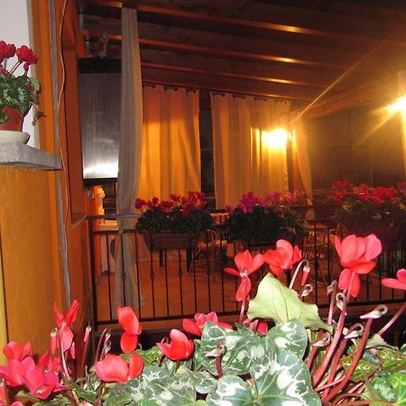 Montagne Rocciose Bed & Breakfast Frascineto Eksteriør bilde