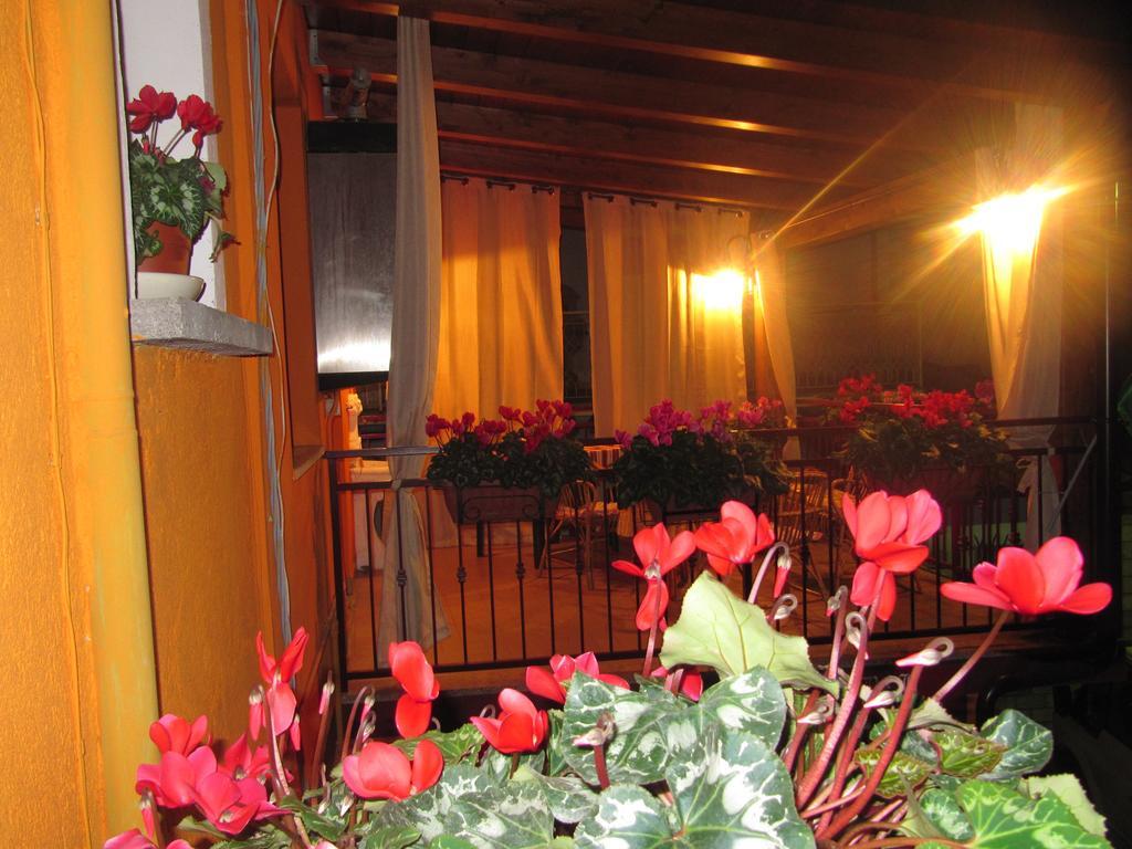 Montagne Rocciose Bed & Breakfast Frascineto Eksteriør bilde