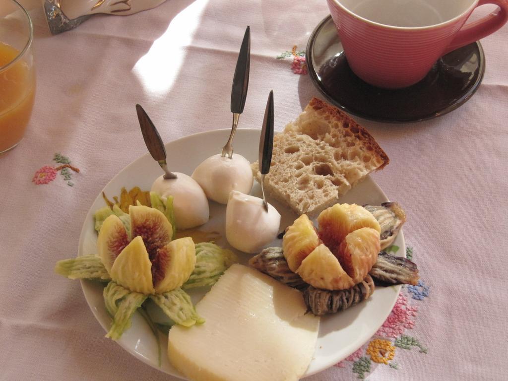 Montagne Rocciose Bed & Breakfast Frascineto Eksteriør bilde