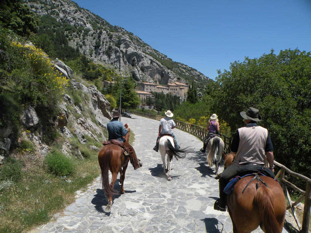 Montagne Rocciose Bed & Breakfast Frascineto Eksteriør bilde