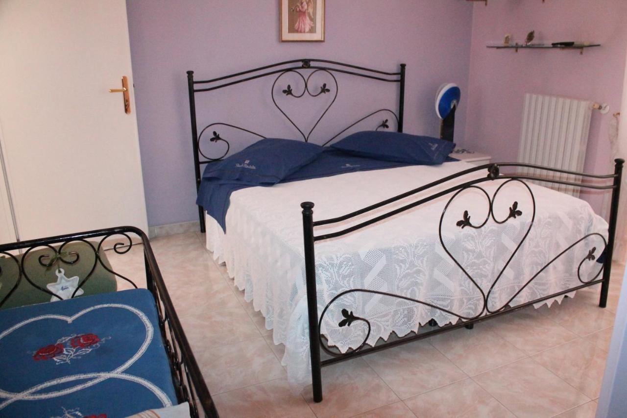 Montagne Rocciose Bed & Breakfast Frascineto Eksteriør bilde